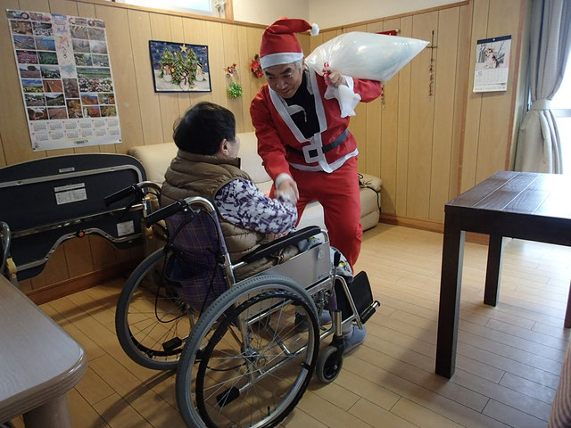 サンタとご利用者様が握手をしている写真