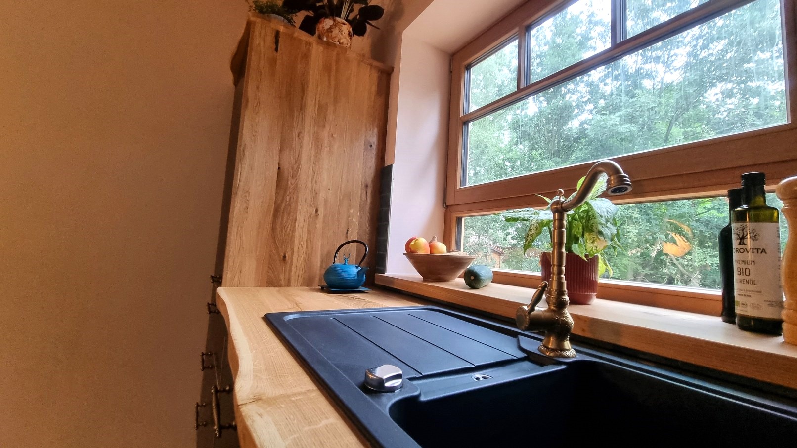 Natürliche Baumkante eingebettet in modernes Küchendesign
