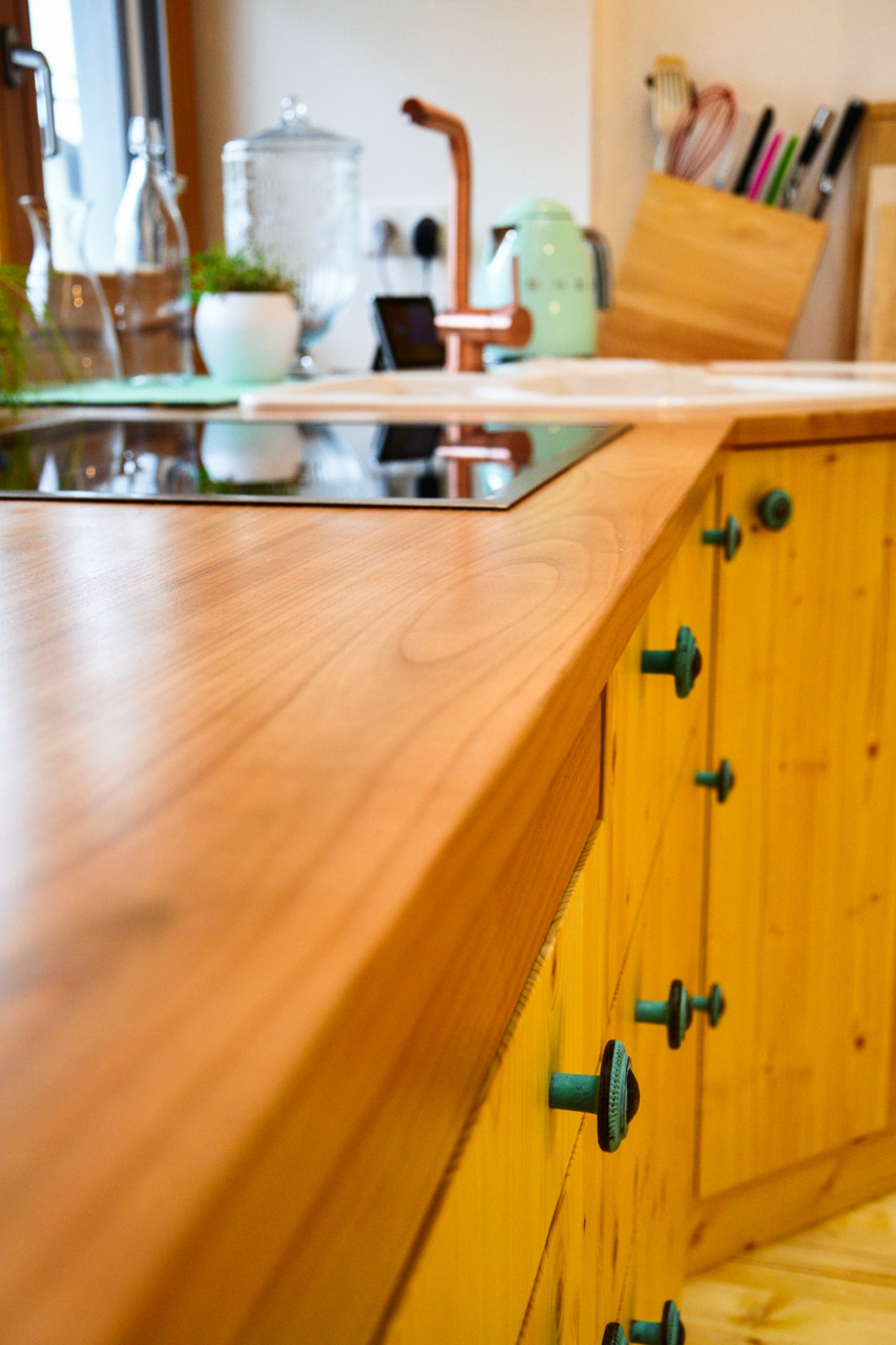 Massivholz Küche mit Arbeitsplatte Kirsche. Fronten in Fichte geölt