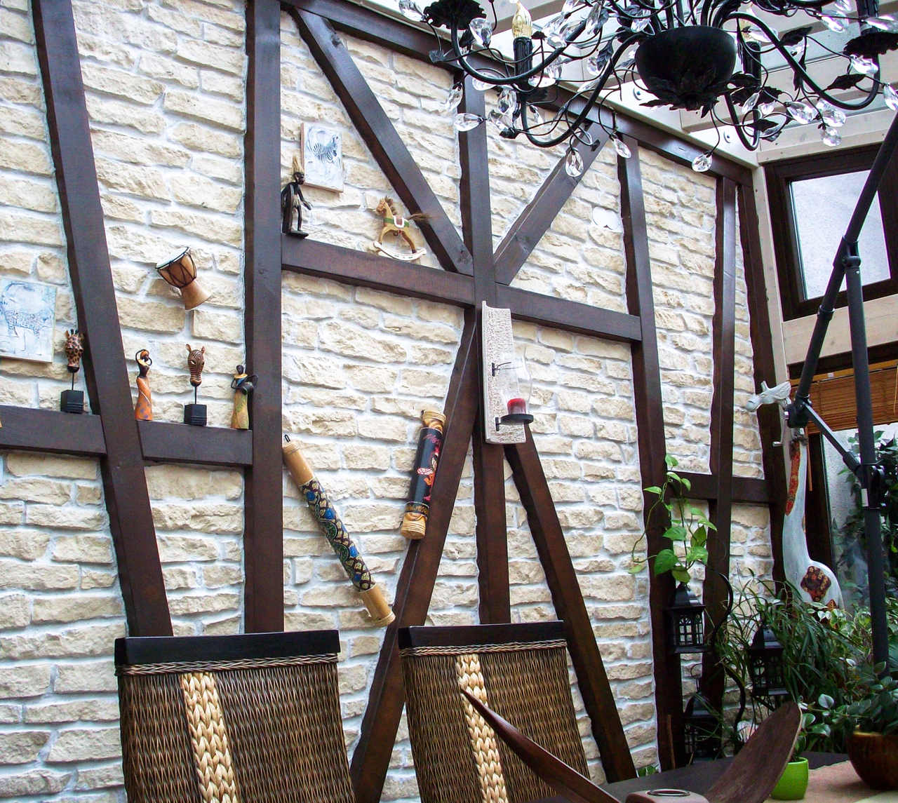 Dekorative Fachwerkwand im Innenbereich Traditionelles Handwerk