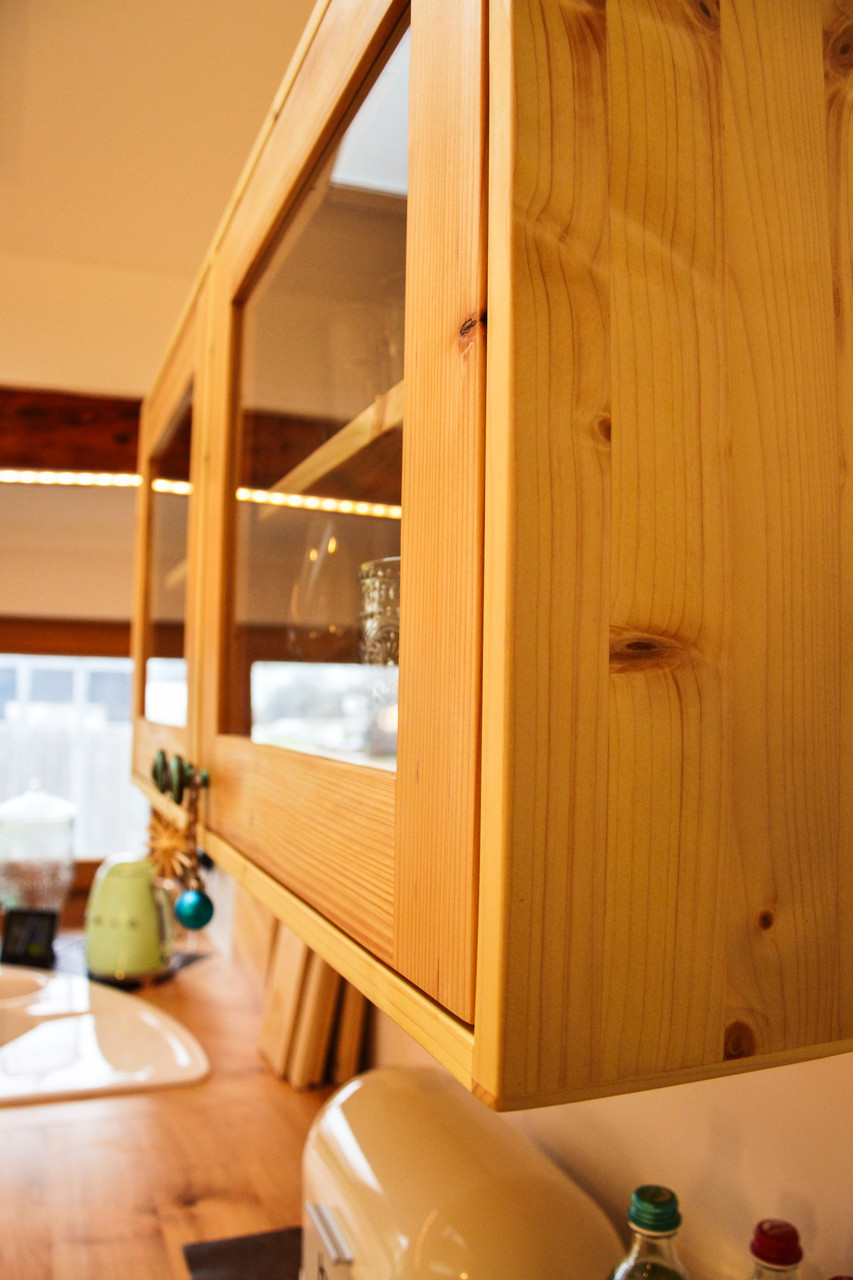 Hängeschrank einer Küche aus Massivholz Fichte geölt mit Glas