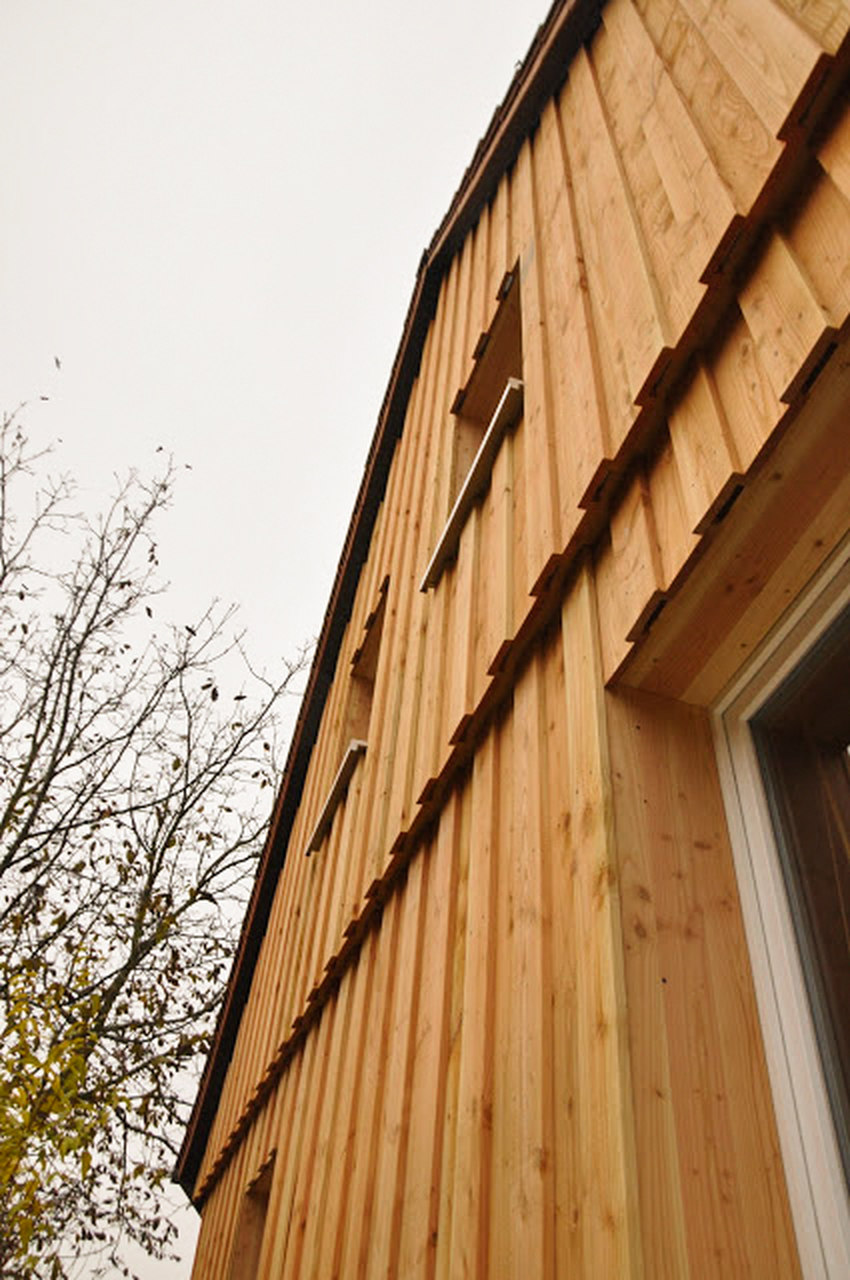 Hausfassade aus Holz mit Schalung aus Douglasienholz
