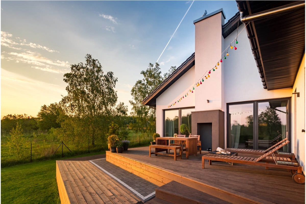 Terrasse aus Holz mit Mobiliar