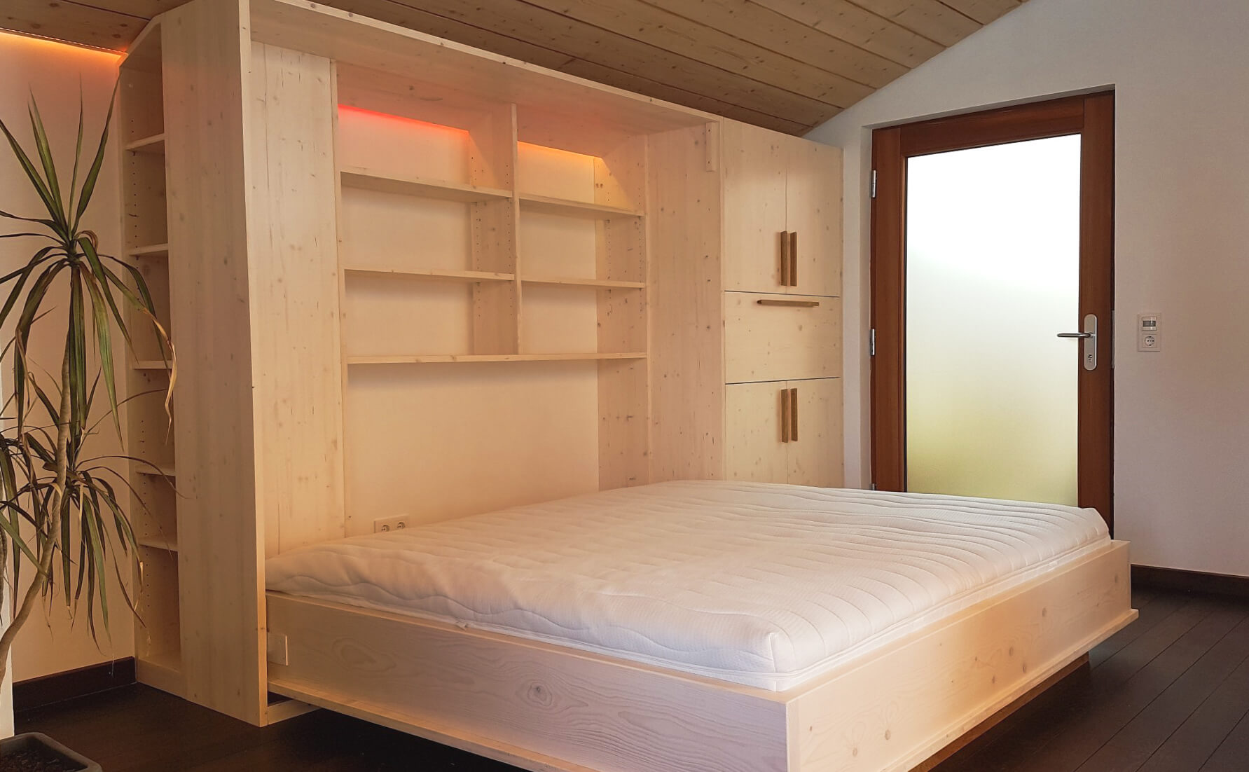 Klappbettschrank weiß lasiert mit Stauraum und LED-Beleuchtung