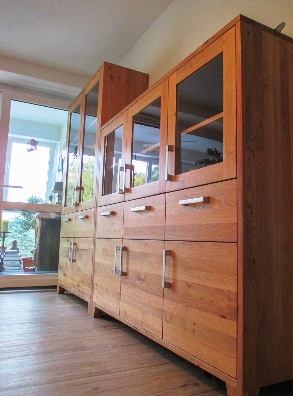 Schrank-Sideboard-Vitrine aus Eiche-Wildeiche mit Glas und mehreren Schubladen 