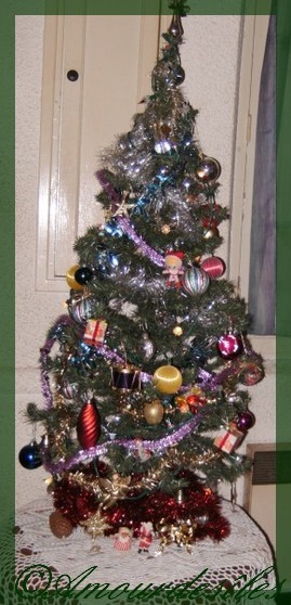 Petit sapin chez moi! Aidée par mes petits enfants qui adorent cette pèriode....