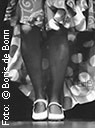 Flamencolkeid mit Lunares, Beine, weiße Schuhe einer Flamencotänzerin auf der Bühne/SW-Foto by Boris de Bonn
