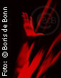 Ausgestreckte Hand einer Flamencotänzerin wie im Feuer/Color-Foto by Boris de Bonn