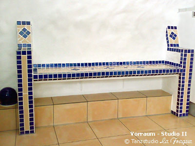 Intergrierte Sitzbank mit Mosaikarbeiten im Vorraum Studio II