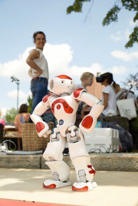 Roboter Pepper ist begeistert von den Informatiktagen 2020