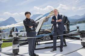 Hu Huazhi und Robert Machtlinger mit dem „Ehang Airtaxi“ am Wolfgangsee / Quelle: © scalaria
