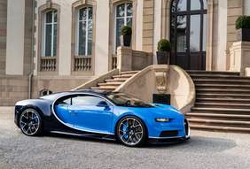 Wunderwerk der Automobiltechnik: der Bugatti Chiron, hier vor dem firmeneigenen Schloss in Molsheim, westlich von Straßburg im Elsaß gelegen (Bild: Bugatti) 