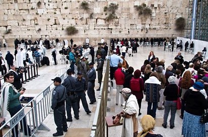Trennzone mit Polizeipräsenz zwischen betenden Frauen und Männern an der Klagemauer in Jerusalem.