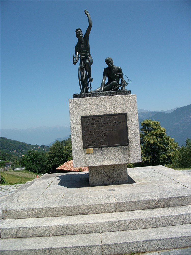Skulptur bei Wallfahrtskapelle  Madonna del Ghisallo, Italien 
