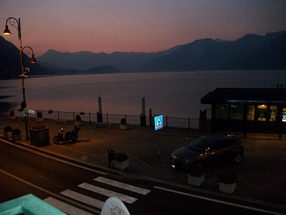 Argegno, Italien  - Blick vom Hotelzimmer auf den Comer See 