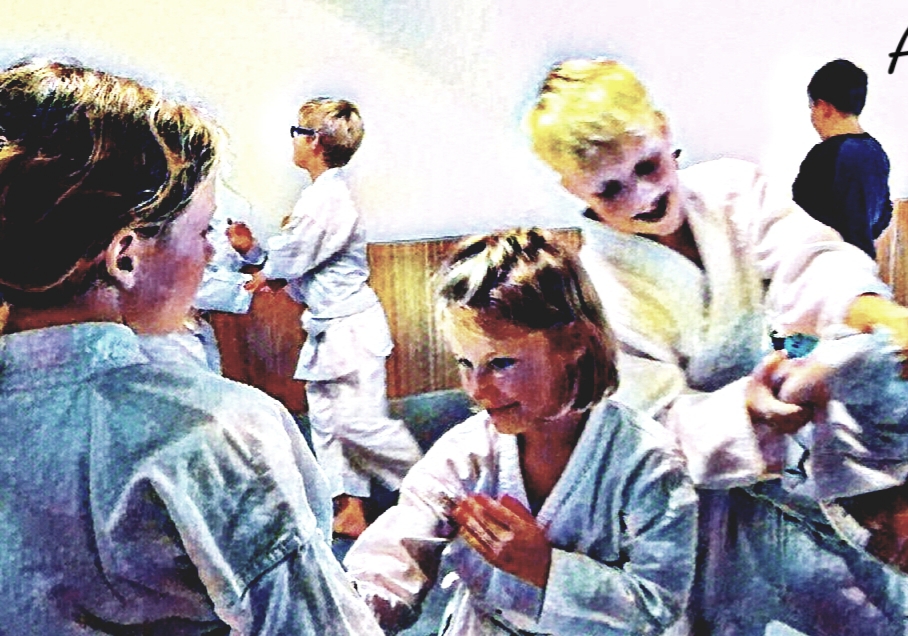 Im Training für die jüngeren Kinder geht es vorrangig um Grundbewegungen des Aikido und erste einfache Techniken zur Selbstverteidigung. In regelmäßigen Abständen können Gürtelstreifenprüfungen vom 10. Kyu bis zum 6. Kyu gemacht werden.