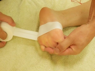 足底腱膜炎（足底筋膜炎）テーピングの貼り方