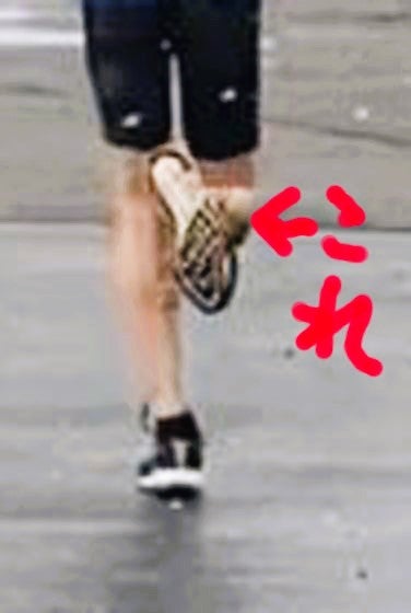 足を跳ね上げたとき、つま先が外を向く