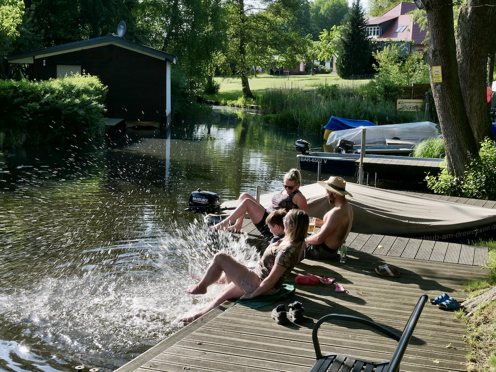 Spaß an den Stegen des Feriendorfes