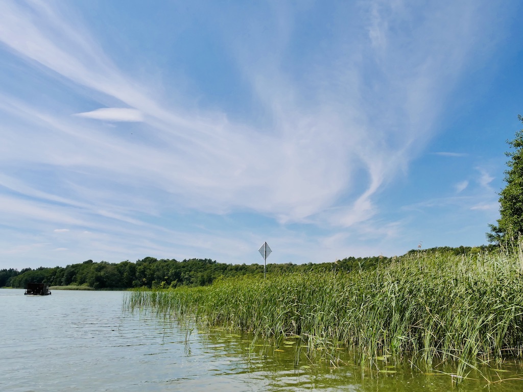 Wir halten uns rechts und fahren in den Prieperter See