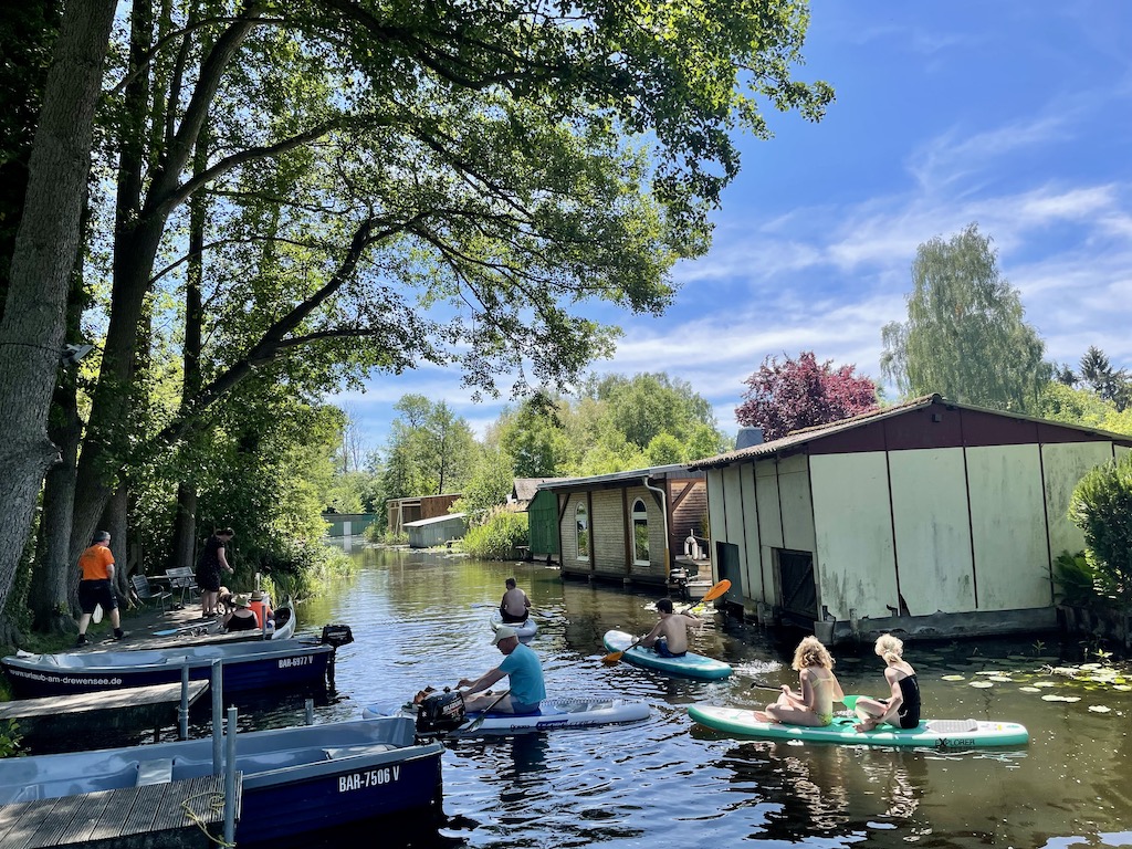 Eine fröhliche Wuselei an den Stegen Ihres Feriendorfes