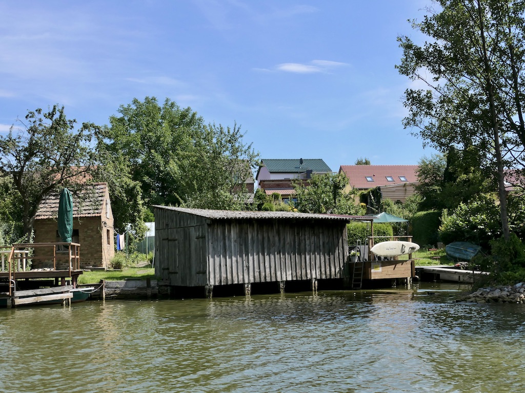 Der Havelkanal in Priepert lässt uns in die Hinterhöfe luschern