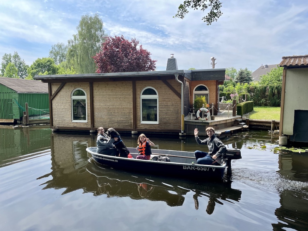 Und wieder startet eine fröhliche Familie zu einer Bootstour