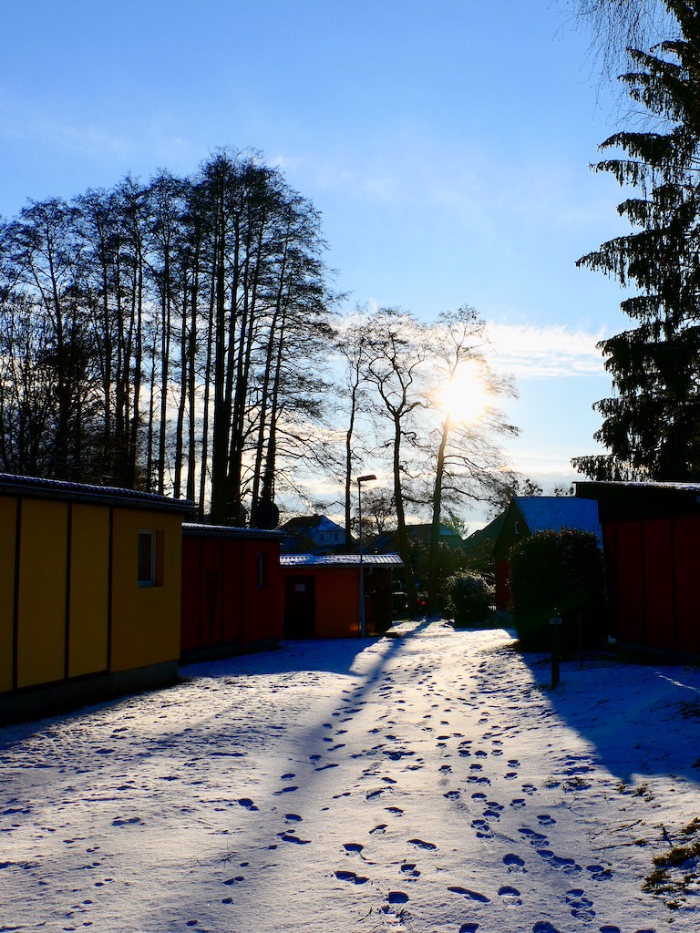 Eingang ins winterliche Feriendorf