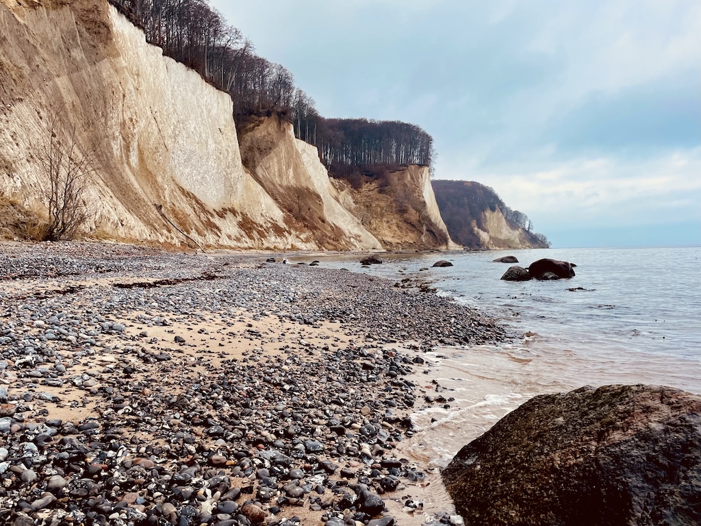 Blick auf Kreidefelsen vom Strand aus
