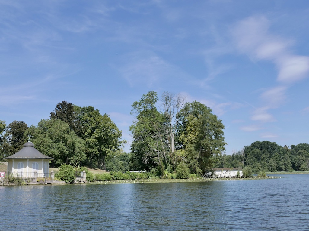 Raus aus der "Alte Havel" und rechts halten: Teehaus am Gutshaus Ahrensberg