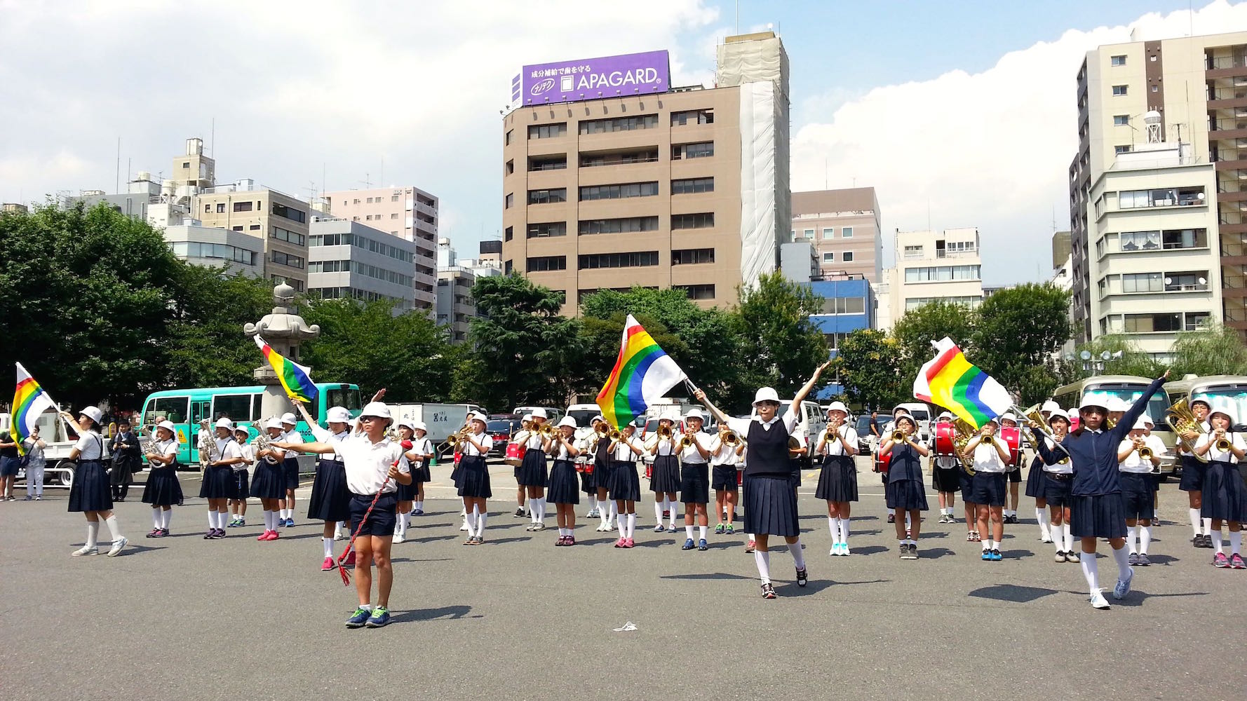 築地小学校の生徒さんたちによる マーチング