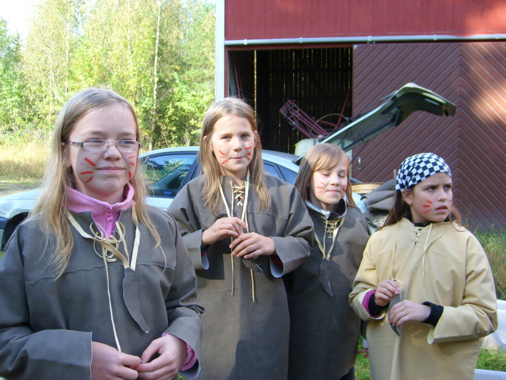Inför tidsresan får alla en klan som de tillhör - björn, älg, säl eller örn.