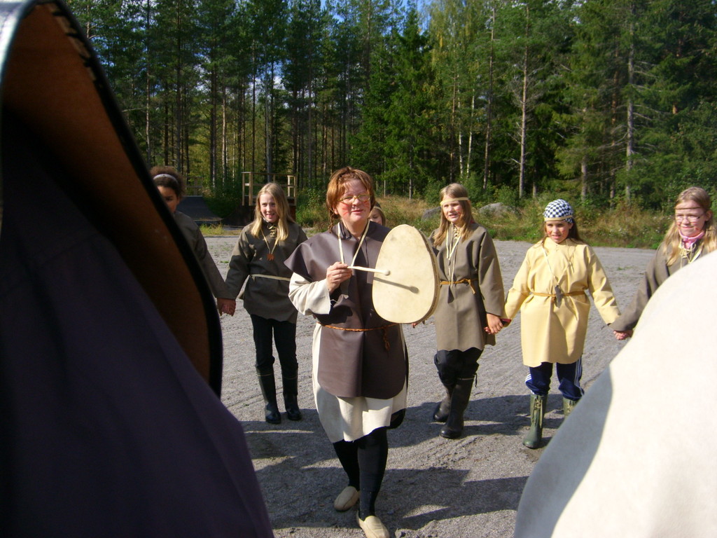 Lilian trummar och vi reser alla tillbaka 5000 år i tiden
