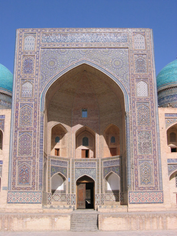 Pishtak (iwan formant une entrée monumentale) de la medersa Mir-i arab (photo : M.Schvoerer, 2007)