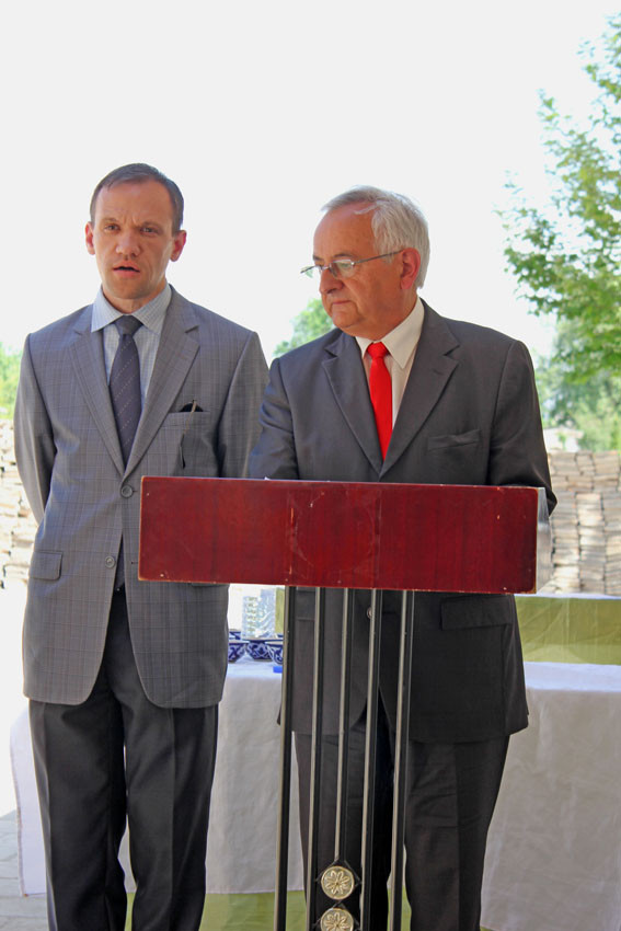 Discours de M.Jeannick Nadal, vice-président du Conseil Général de Dordogne (au pupitre). A sa gauche un traducteur russophone (Ollagnier, 2014)