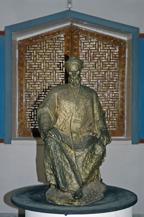 Statue en bronze représentant Ulugh Beg (photo : C.Ollagnier, 2008)