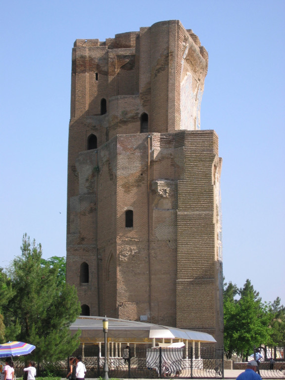 Pylône Ouest vu depuis la face Sud du portail de l'Ak Saray (Shahrisabz, Fin XIII-début XIVème s ap J.C.) (photo : A.Billard, 2008)