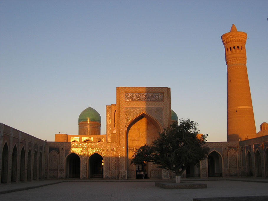 Minaret Kalyan vu depuis la cour de la mosquée Kalon (photo : C.Ollagnier, 2007)