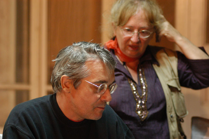 Discussion entre Marie-Thérèse Nuyts-Lavialle et Franz Grenet, archéologue, membre de la MAFOUZ (Mission Archéologique Franco-ouzbèke de Sogdiane) (photo : M.Schvoerer, 2007)