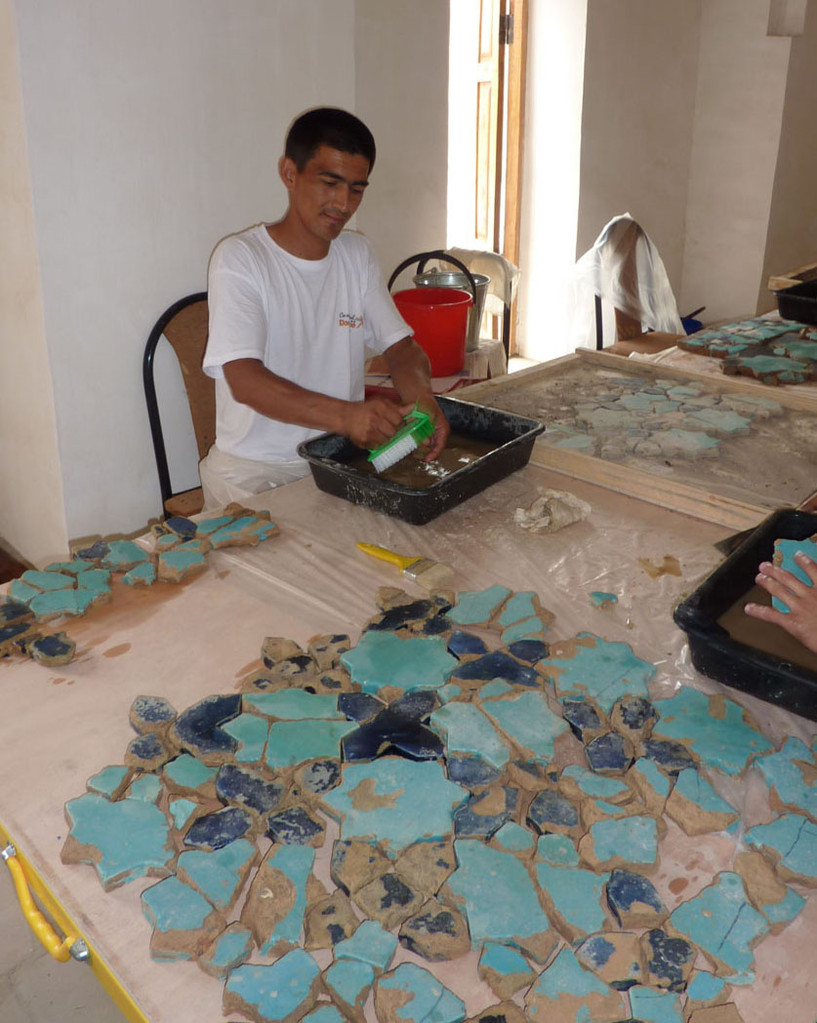  Les carreaux lavés sont ensuite remis dans leur position d'origine dans le bac (Socra, 2012)