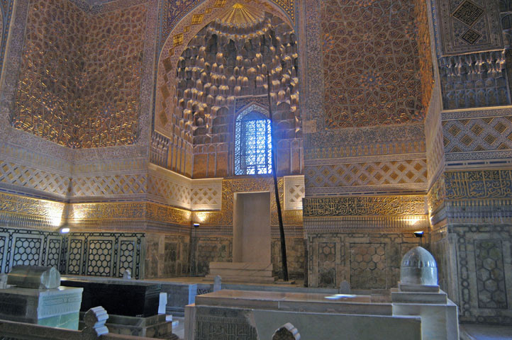 Intérieur de la salle principale du Gour Emir abritant les cénotaphes des Timourides (photo : A.Billard, 2008)