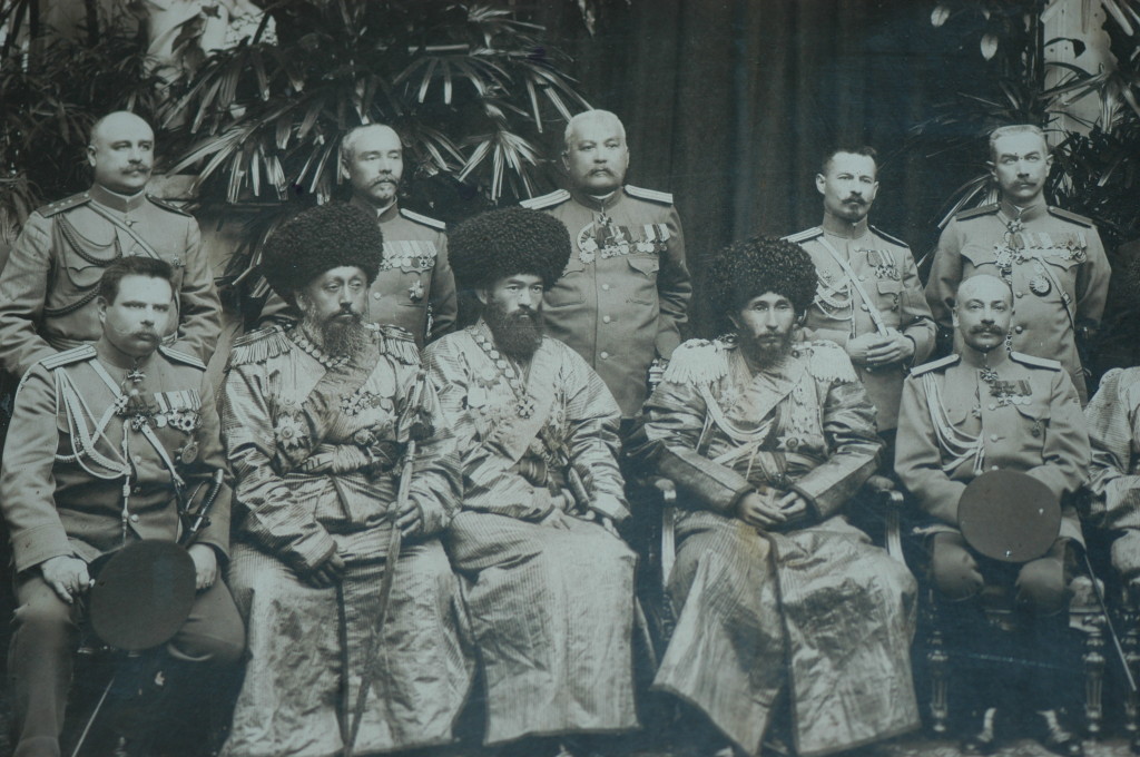 Khan de Khiva et ses officiers, époque non déterminée (probablement fin du XIXème s ap J.C.) Musée de l'Ancien Khorezm (photo : M.Schvoerer, 2008)