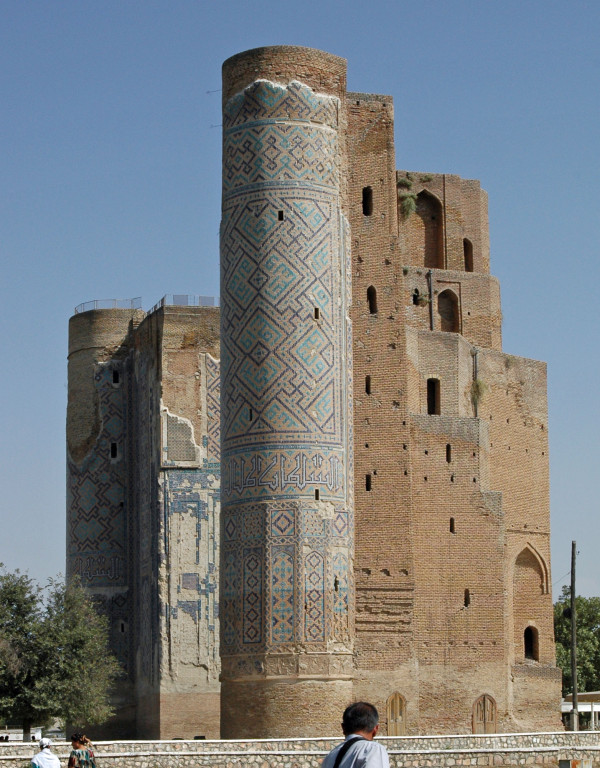 Pylône Ouest de la face nord du portail de l'Ak Saray comportant encore son parement de carreaux de céramique glaçurée (Shahrisabz, Fin XIII-début XIVème s ap J.C.) (photo : A.Billard, 2008)