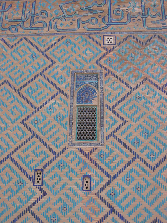 Détail du parement du mur est. Les jeux de glaçures forment des caractères coufiques dont Allah akhbar « Dieu est le plus grand ». (photo : C.Ollagnier, 2007)