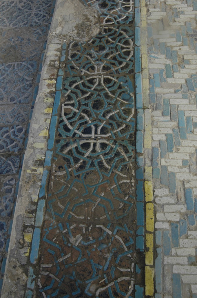 Carreaux bleu foncé, bleu clair et blanc de 40 x 40 x 3 cm dans leur contexte de bordures (ph : M.Schvoerer, 2008)