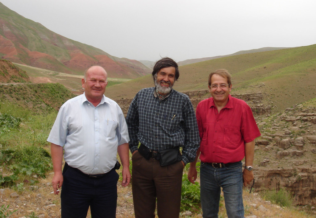 De G à D : Ravchan Kodirov, Miguel Calado et Pierre Bergoin devant des carrières de pierre au nord de Shahrisabz (photo : M.Schvoerer, 2007)