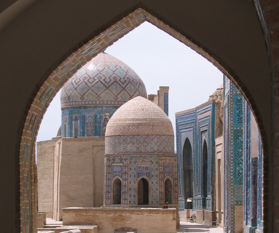arc persan : vue d'ensemble de l'entrée de Chah-Zindeh à Samarcande ( C. Ollagnier, 2007)