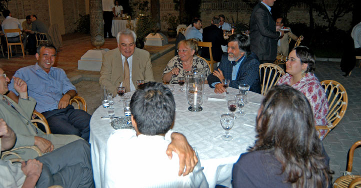 Réception à l'Ambassade en mai 2007. Groupe PACT et Mr Jean-Bernard Harth, Ambassadeur de France à Tachkent en 2007 (photo : M.Schvoerer, 2007)