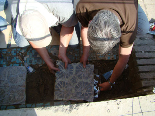  Dépose d'un grand carreau pesant presque 9 kilogrammes (Socra, 2012)