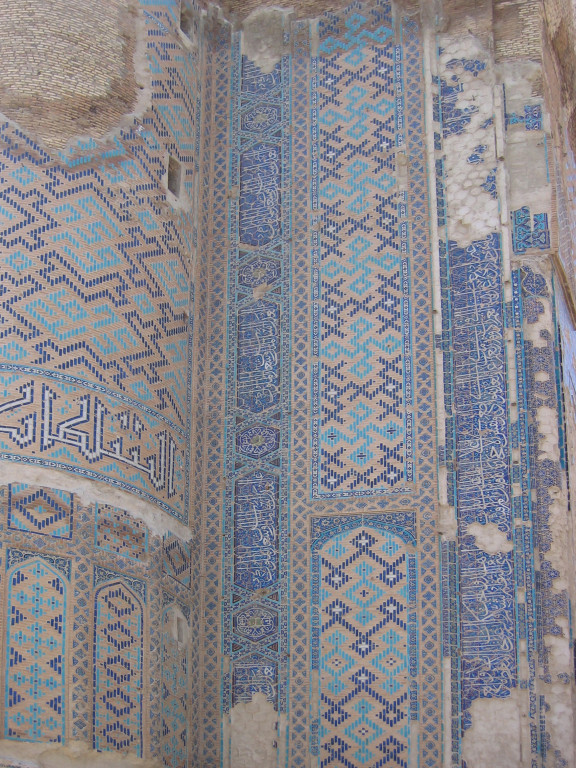 Détail du décor de céramiques glaçurées du pylône Est de la face nord du portail de l'Ak Saray  (Shahrisabz, Fin XIII-début XIVème s ap J.C.) (photo : C.Ollagnier, 2007)